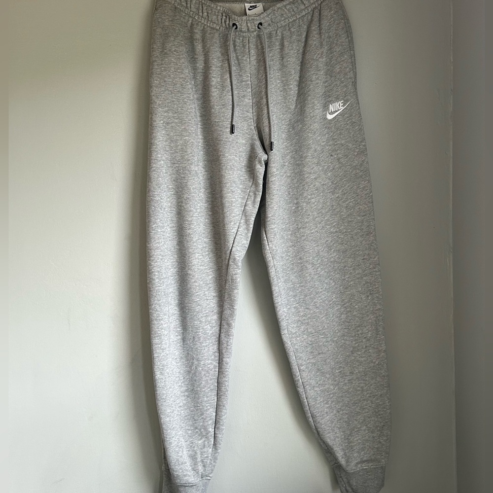 GREY NIKE SWEATPANTS
